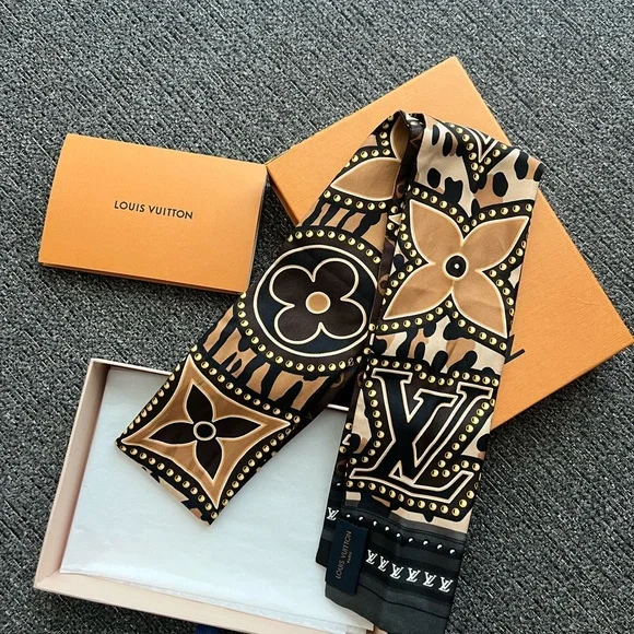 Louis Vuitton Elegant Black and Gold Scarf - Picture 3 of 4